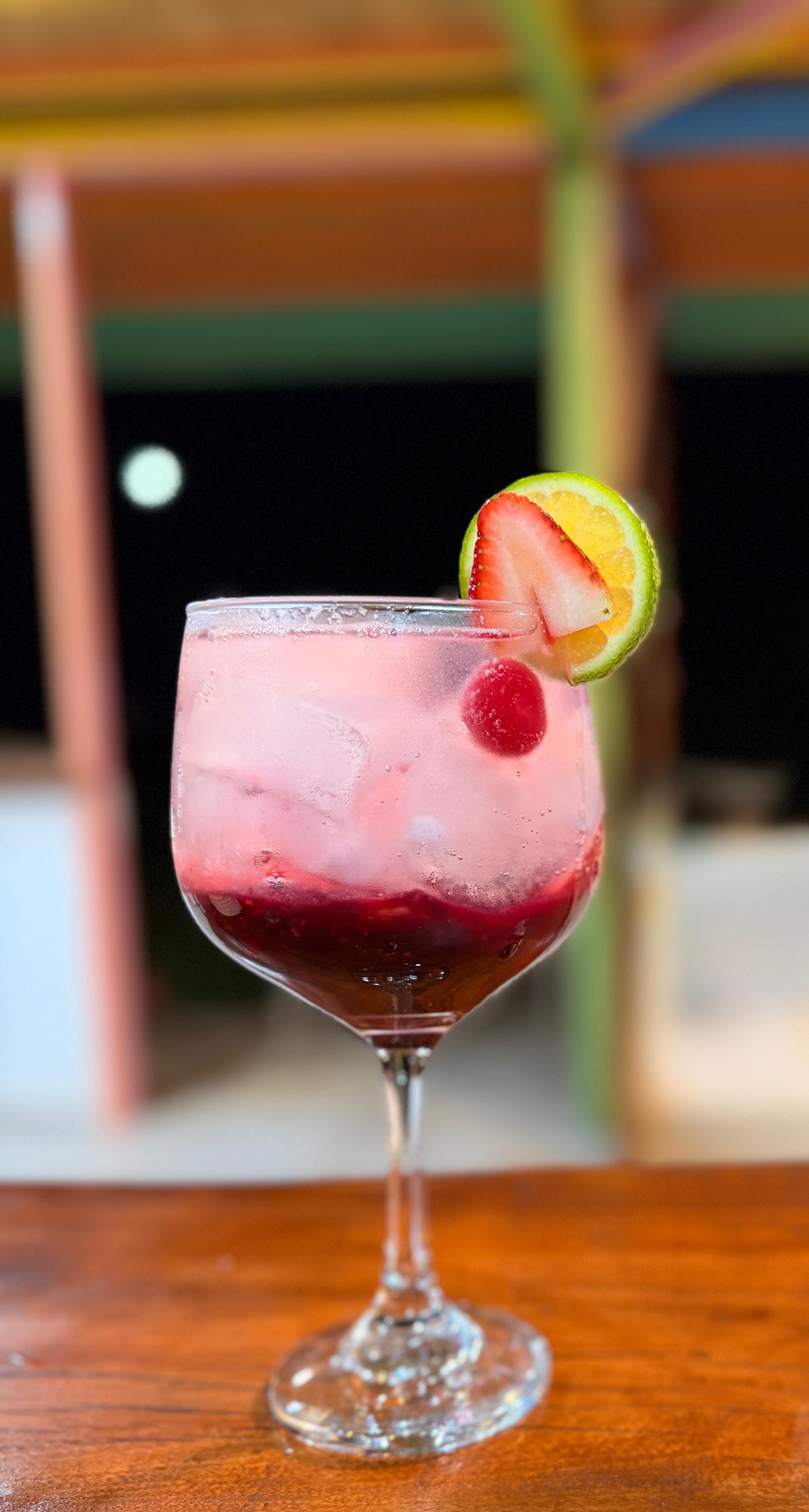 Bebida de frutos rojos con fresa y limón