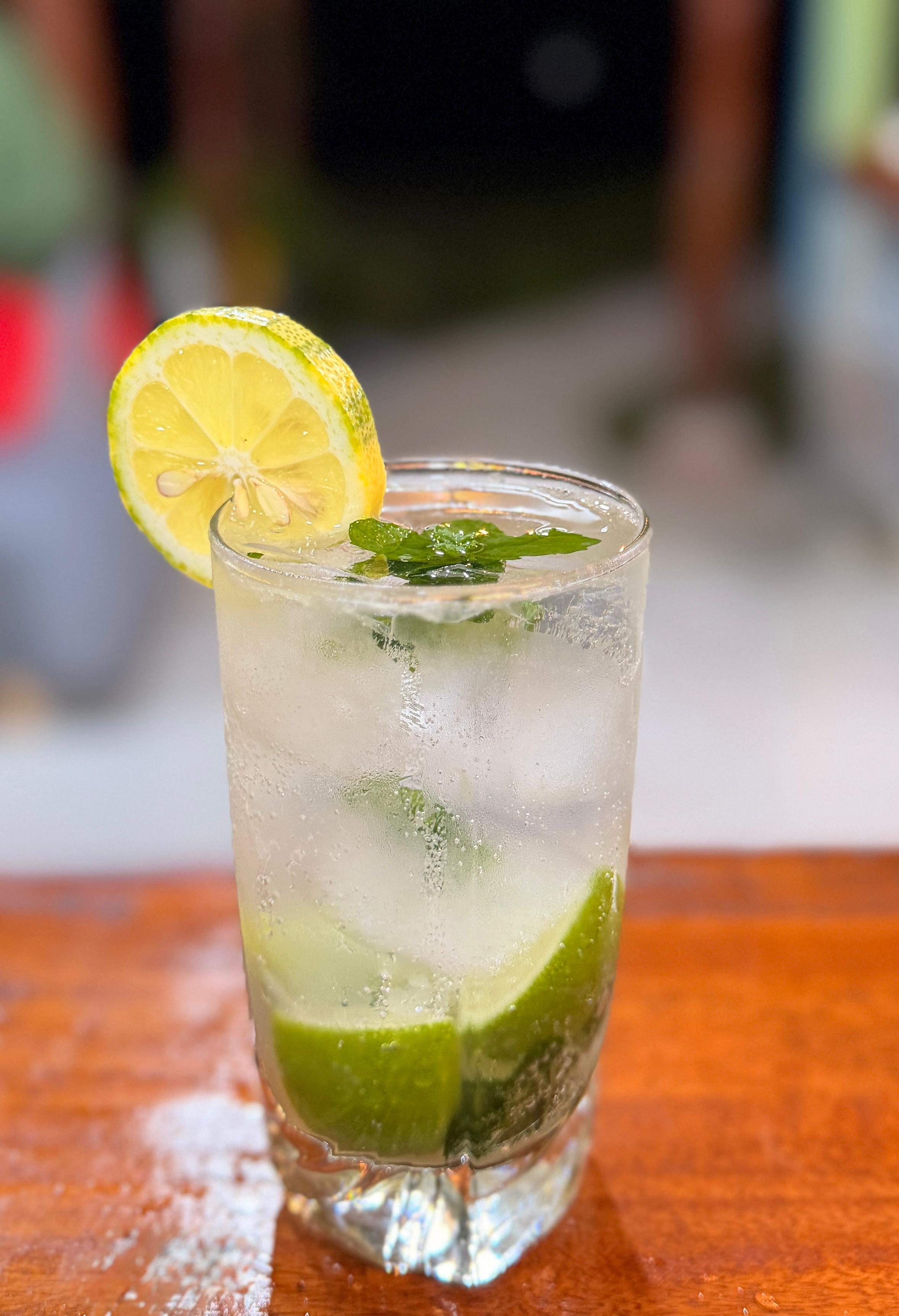 Mojito con limón y hierbabuena