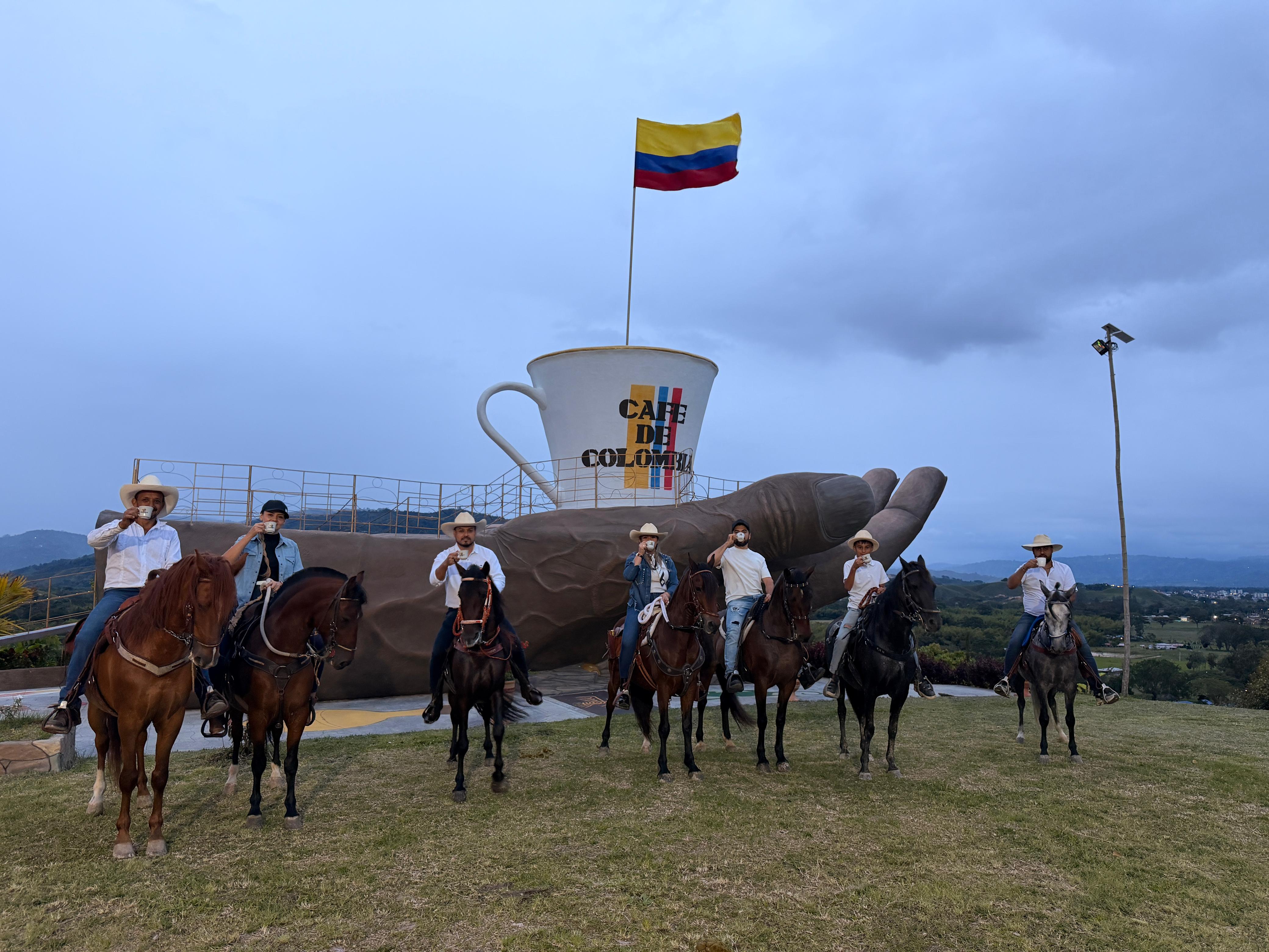 Grupo de jinetes a caballo frente a la mano