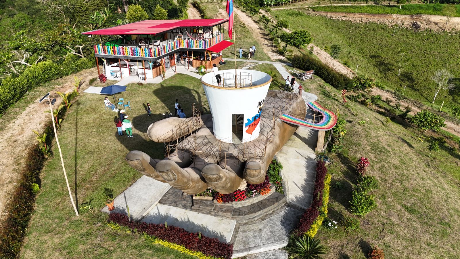 Vista aérea del mirador y la casa de La Mano del Café