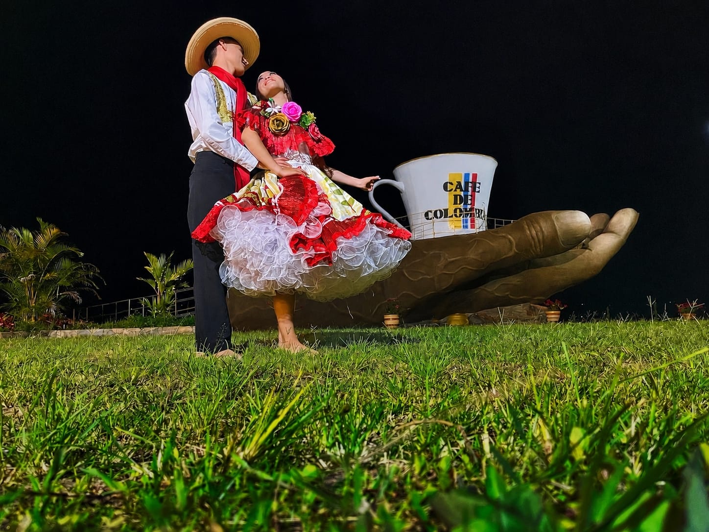 Pareja bailando sanjuanero frente a la mano